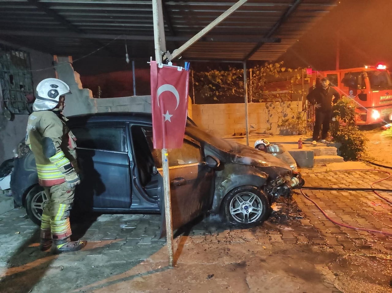 HATAY’DA PARK HALİNDEYKEN MOTOR KISMI ALEVLERE TESLİM OLAN OTOMOBİLDE ÇIKAN YANGIN...