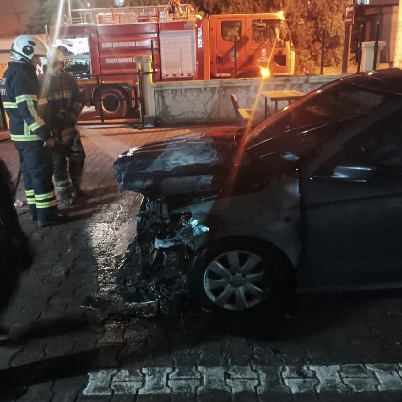 HATAY’DA PARK HALİNDEYKEN MOTOR KISMI ALEVLERE TESLİM OLAN OTOMOBİLDE ÇIKAN YANGIN...