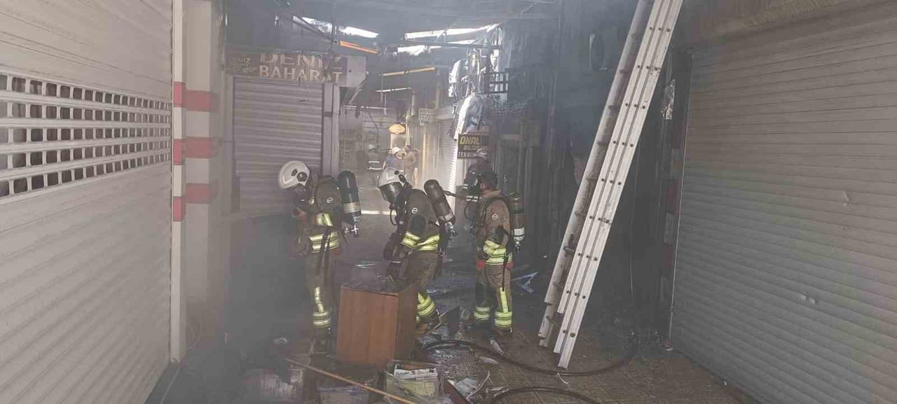 HATAY’DA PASAJ İÇERİSİNDE BULUNAN VE ALEVLERE TESLİM OLARAK YANAN 3 İŞ YERİ KULLANILMAZ HALE...
