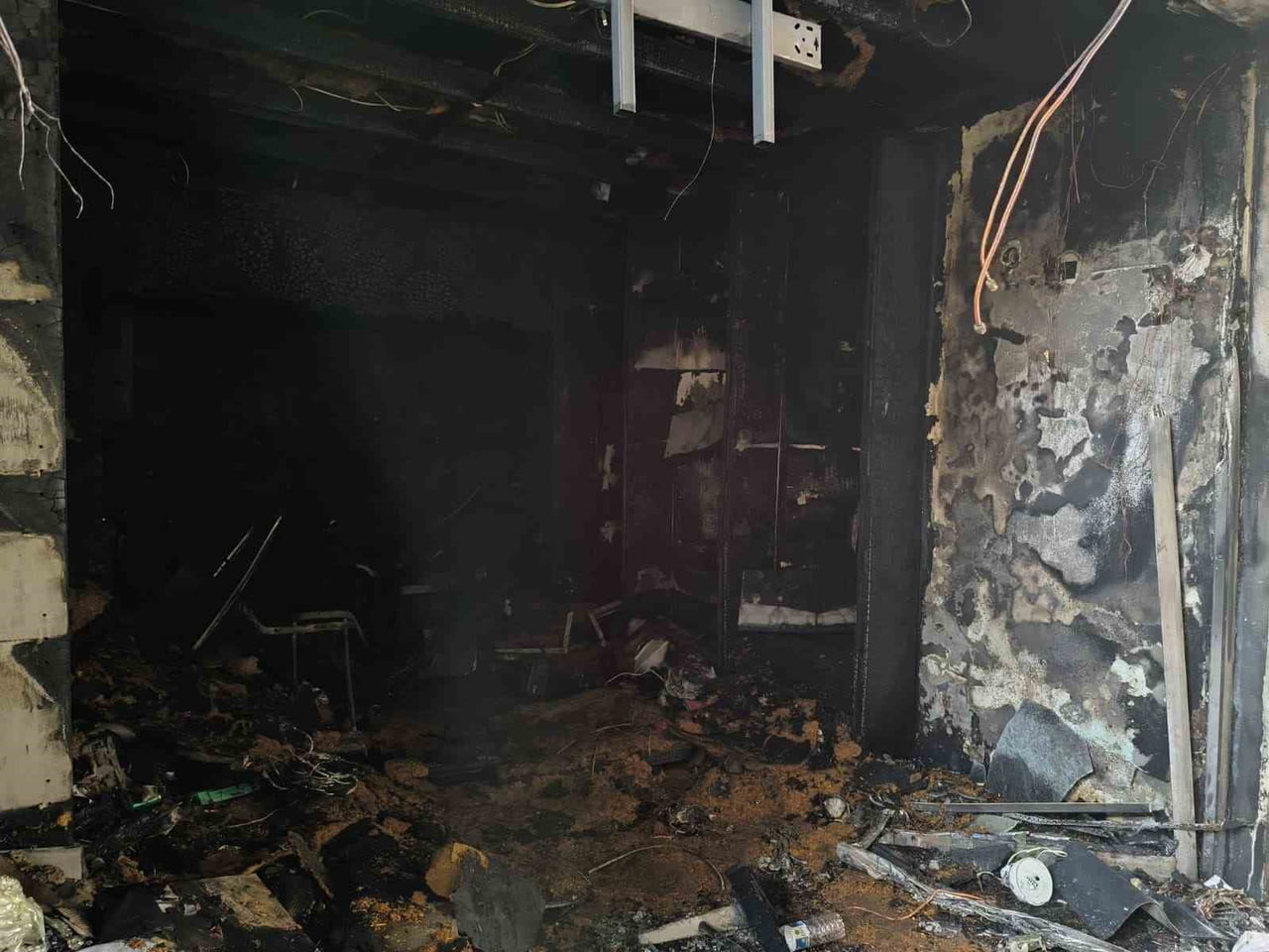 HATAY’DA PASAJ İÇERİSİNDE BULUNAN VE ALEVLERE TESLİM OLARAK YANAN 3 İŞ YERİ KULLANILMAZ HALE...