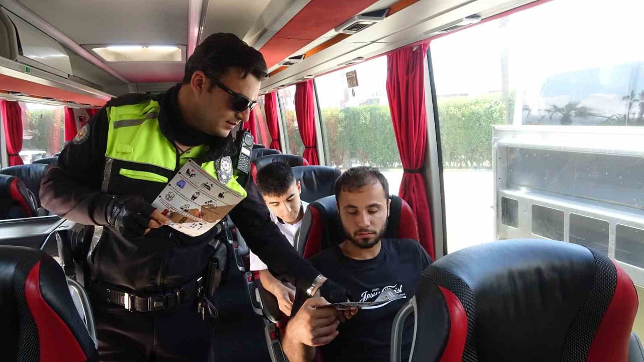 HATAY’DA POLİS EKİPLERİ, BAYRAM ÖNCESİ YOĞUNLUK YAŞANAN OTOGARDA BROŞÜRLER DAĞITARAK VE SÖZLÜ...