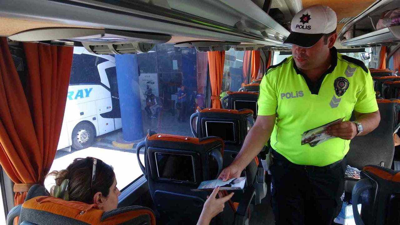 HATAY’DA POLİS EKİPLERİ, BAYRAM ÖNCESİ YOĞUNLUK YAŞANAN OTOGARDA BROŞÜRLER DAĞITARAK VE SÖZLÜ...