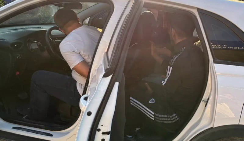 HATAY’DA POLİS EKİPLERİ TARAFINDAN DURDURULAN OTOMOBİLDE 6 GÖÇMEN YAKALANIRKEN, İNSAN KAÇAKÇISI...