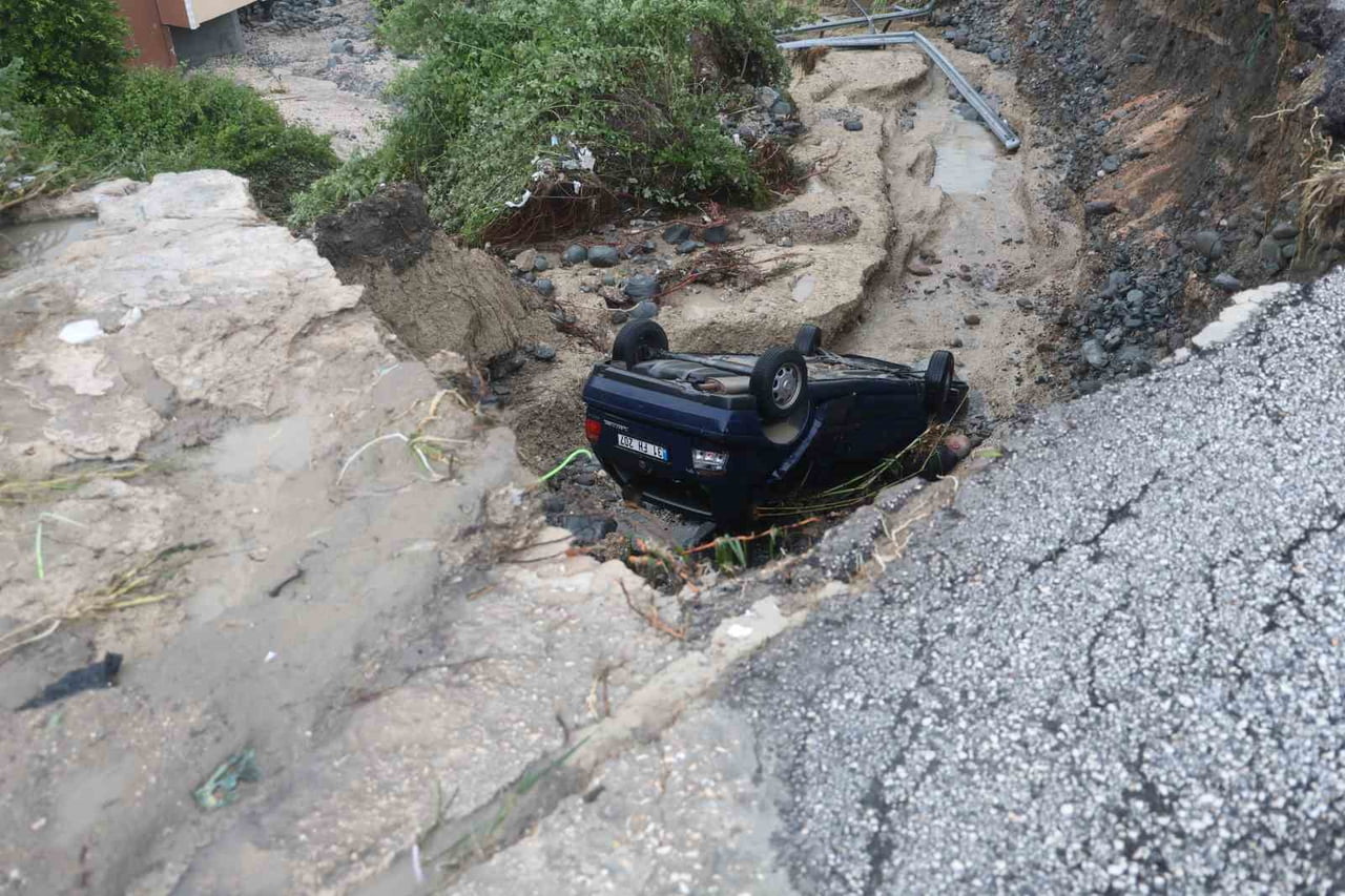HATAY’DA SAĞANAK YAĞIŞLA BİRLİKTE ÇÖKEN YOLDAN DÜŞEN OTOMOBİLİN SÜRÜCÜSÜ ÖLDÜ.
