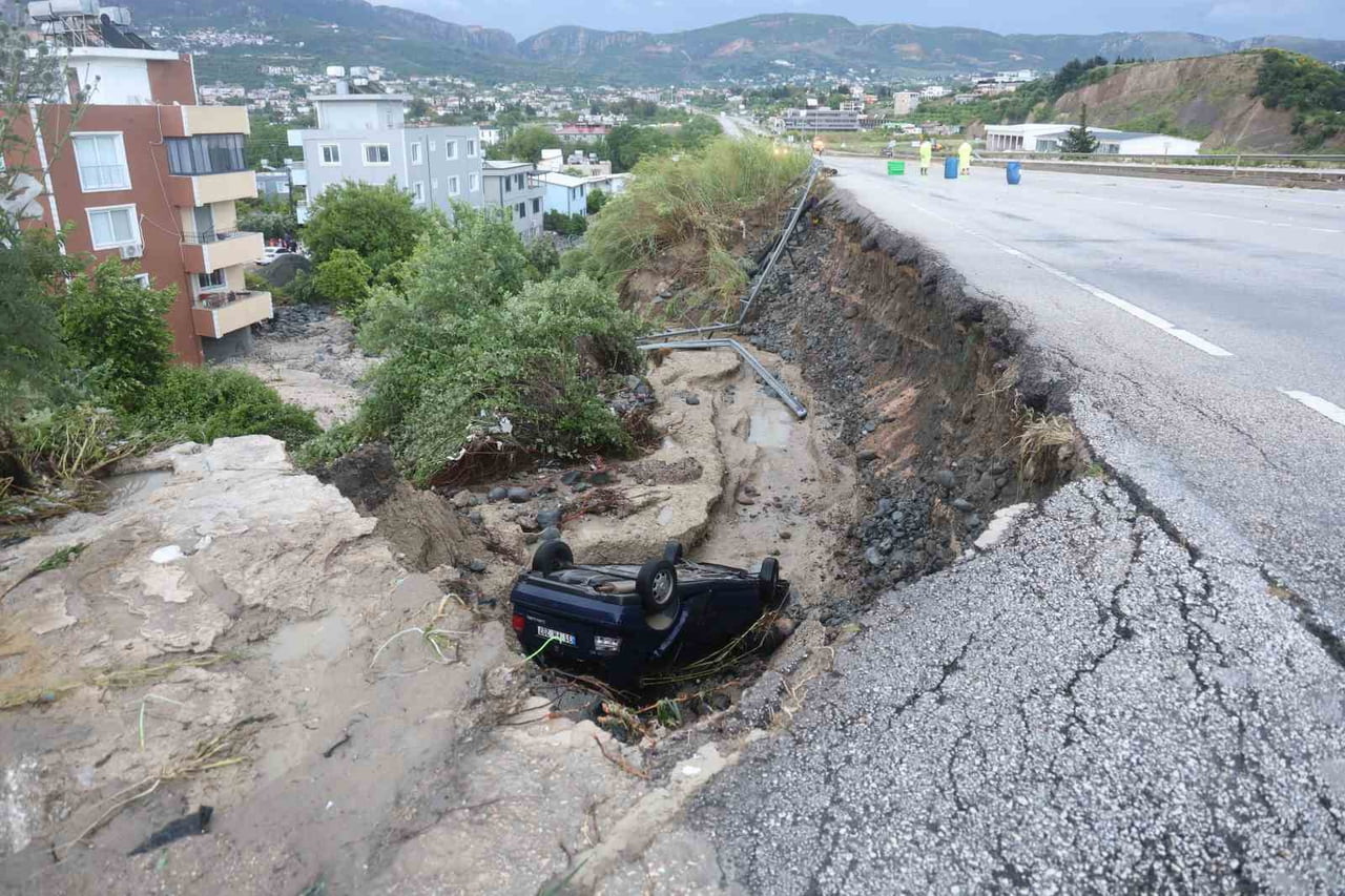 HATAY’DA SAĞANAK YAĞIŞLA BİRLİKTE ÇÖKEN YOLDAN DÜŞEN OTOMOBİLİN SÜRÜCÜSÜ ÖLDÜ.