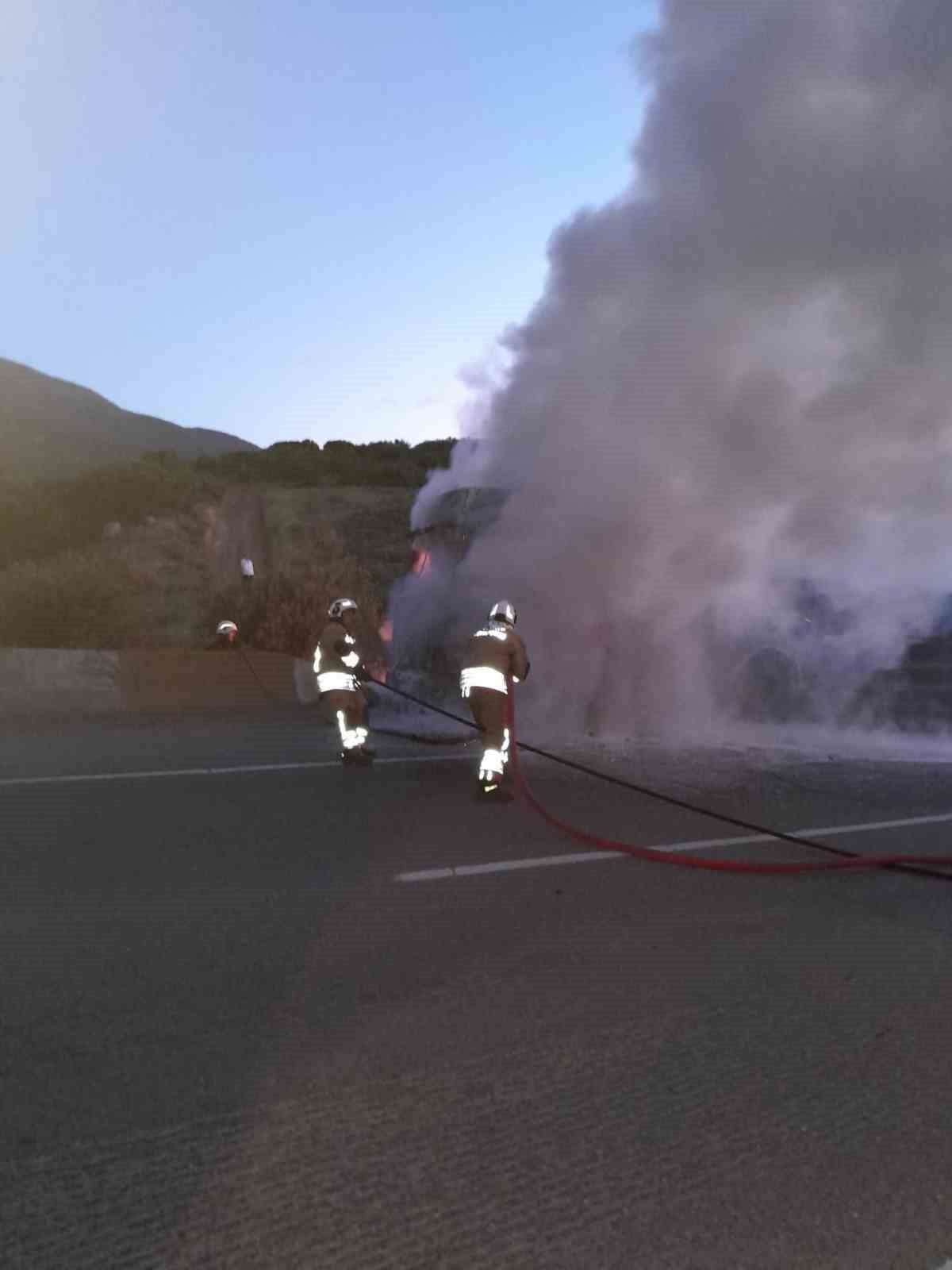 HATAY’DA SEYİR HALİNDEYKEN ALEVLERE TESLİM OLAN TIR KULLANILMAZ HALE GELDİ.