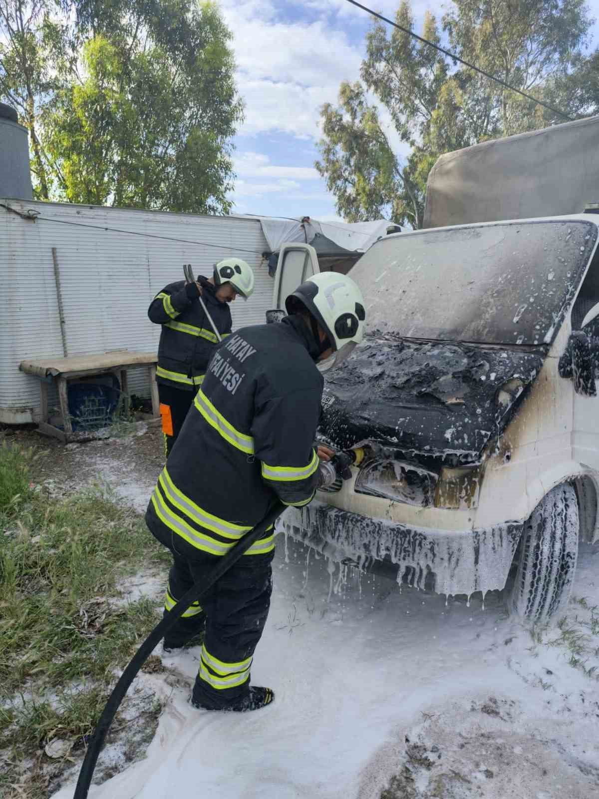 HATAY’DA SEYİR HALİNDEYKEN MOTOR KISMI ALEVLERE TESLİM OLAN OTOMOBİLDE ÇIKAN YANGIN...