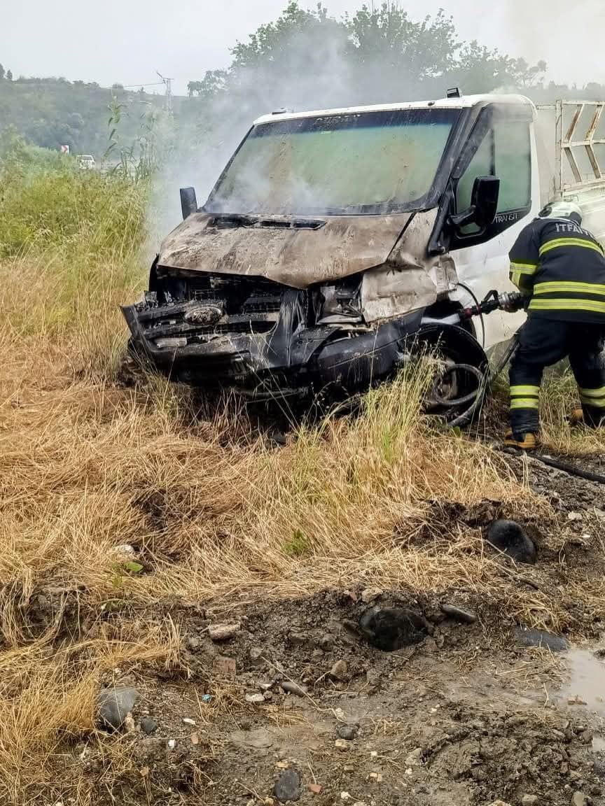 HATAY’DA SEYİR HALİNDEYKEN MOTOR KISMI ALEVLERE TESLİM OLAN OTOMOBİLDE ÇIKAN YANGIN...