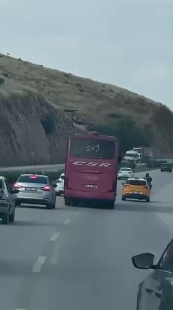HATAY’DA TRAFİKTE KORNAYA BASARAK ARAÇLARI SOLLAYAN VE TEHLİKELİ HAREKETLER YAPARAK VATANDAŞLARA...