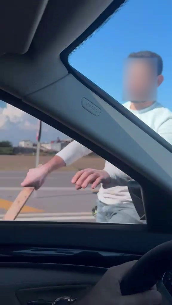 HATAY’DA TRAFİKTE YAŞANAN YOL VERME TARTIŞMASINDA AİLESİYLE BİRLİKTE SEYAHAT EDEN SÜRÜCÜNÜN ÖNÜNÜ...