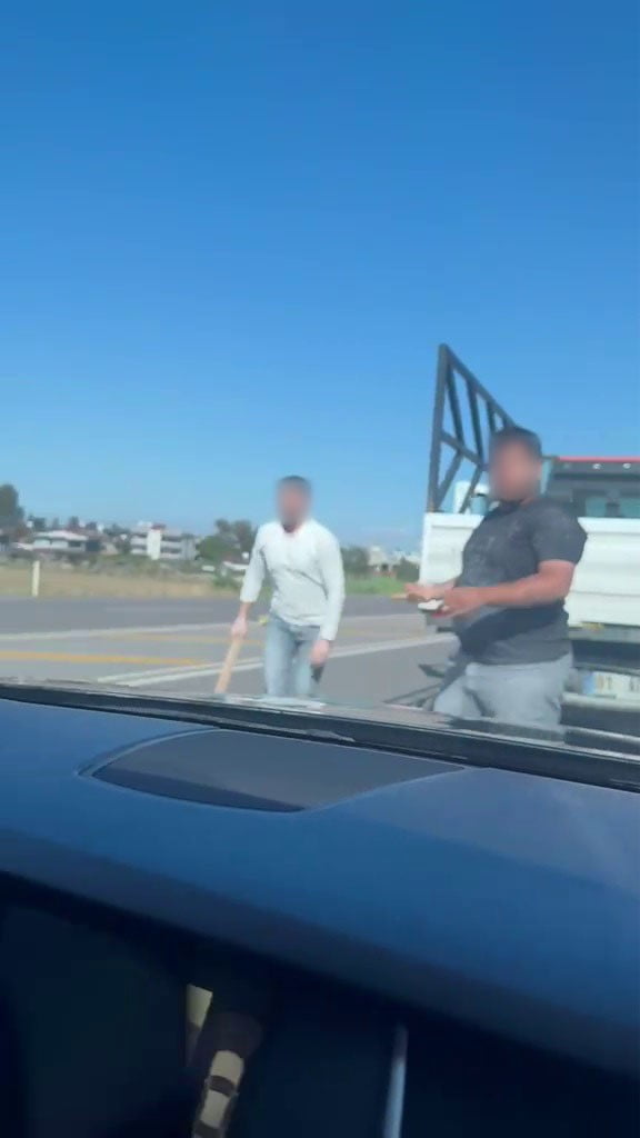 HATAY’DA TRAFİKTE YAŞANAN YOL VERME TARTIŞMASINDA AİLESİYLE BİRLİKTE SEYAHAT EDEN SÜRÜCÜNÜN ÖNÜNÜ...