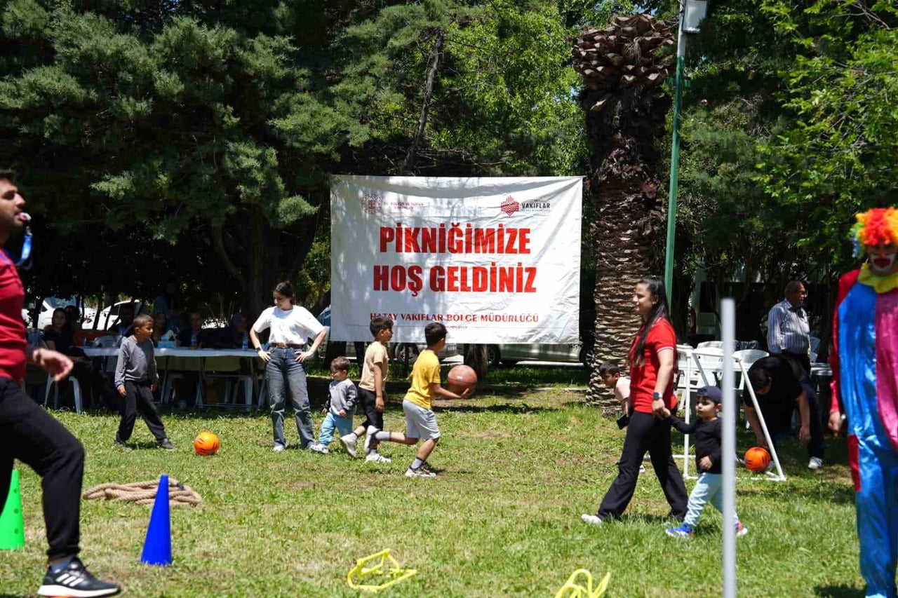 HATAY’DA VAKIFLAR BÖLGE MÜDÜRLÜĞÜ’NCE DÜZENLENEN PİKNİKTE DEPREMZEDE ÇOCUKLAR VE AİLELERİ DOYASIYA...