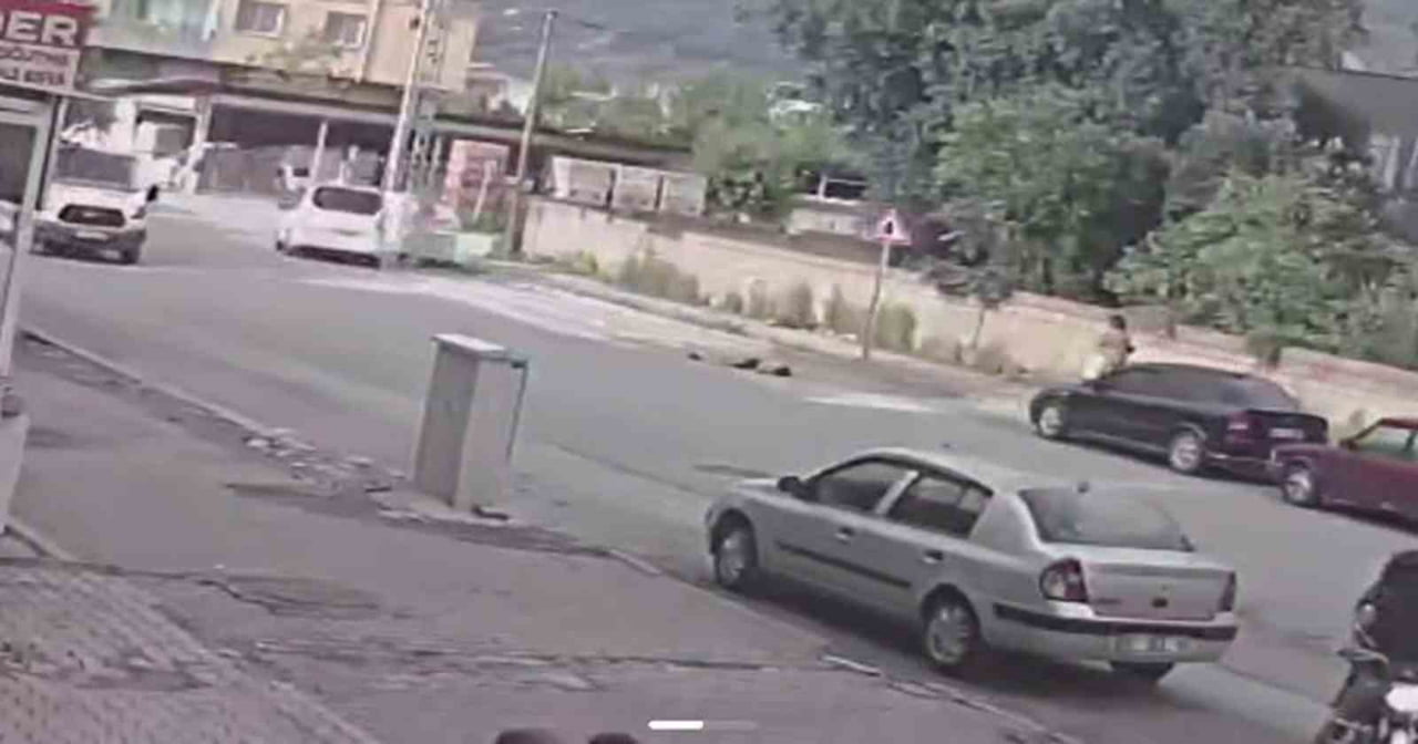 HATAY’DA YOLUN KARŞISINA GEÇERKEN DİĞER TARAFI KONTROL ETMEYEN ÇOCUĞUN HAFİF TİCARİ ARACA ÇARPARAK...