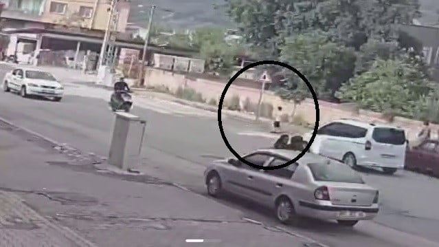 HATAY’DA YOLUN KARŞISINA GEÇERKEN DİĞER TARAFI KONTROL ETMEYEN ÇOCUĞUN HAFİF TİCARİ ARACA ÇARPARAK...
