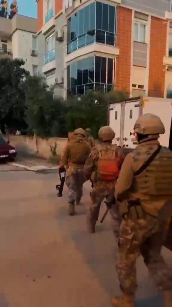 HATAY EMNİYET MÜDÜRLÜĞÜ, YASA DIŞI BAHİSTEN ELDE EDİLEN GELİRİ VATANDAŞLARIN HESAP NUMARASINI...