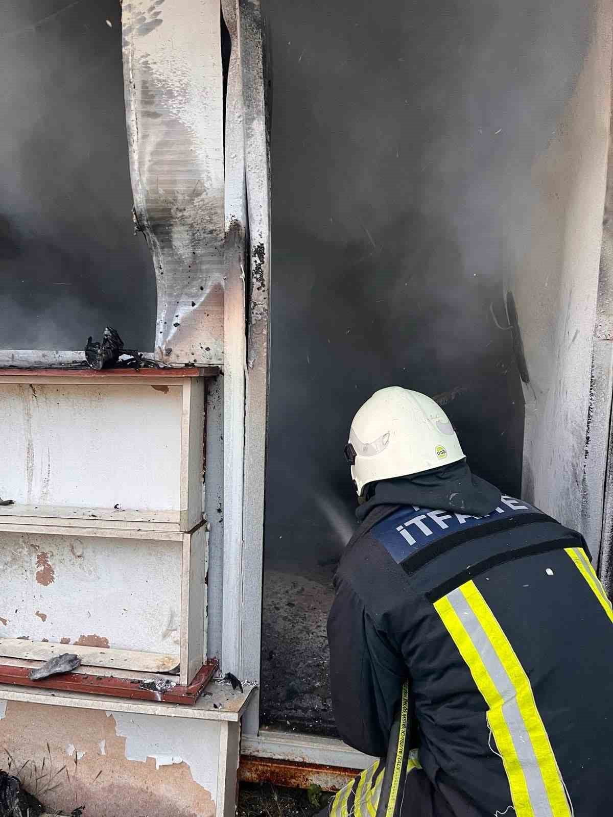 HATAY’IN ALTINÖZÜ İLÇESİNDE  BULUNAN KONTEYNER, ÇIKAN YANGINDA KULLANILAMAZ HALE GELDİ