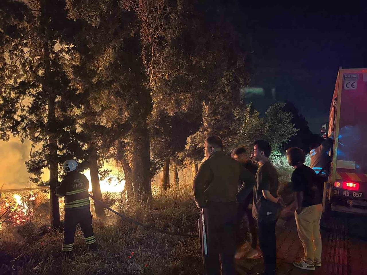HATAY’IN ARSUZ İLÇESİNDE ÇIKAN AĞAÇLIK ALAN YANGINI KISA SÜREDE KONTROL ALTINA ALINDI