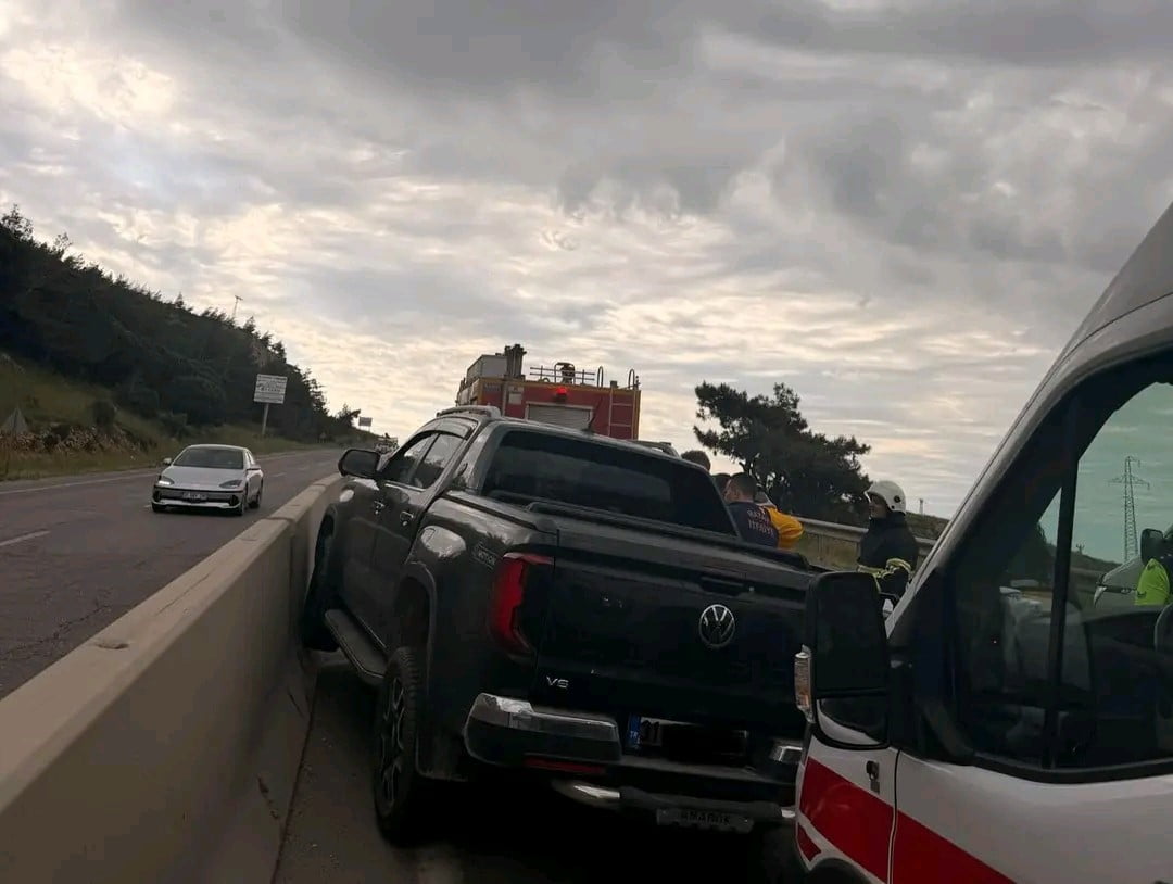 HATAY’IN BELEN İLÇESİNDE KALP KRİZİ ATAĞI GEÇİREN KAMYONET SÜRÜCÜSÜ ORTA REFÜJE ÇARPTI. ORTA...