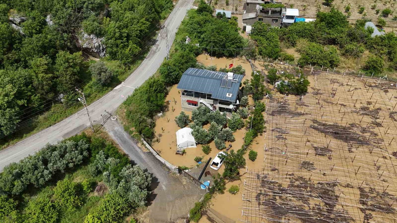 HATAY’IN DEFNE İLÇESİNDE ETKİLİ OLAN YAĞIŞLI HAVAYLA BİRLİKTE AKNEHİR MAHALLESİ’NDE TARIM...