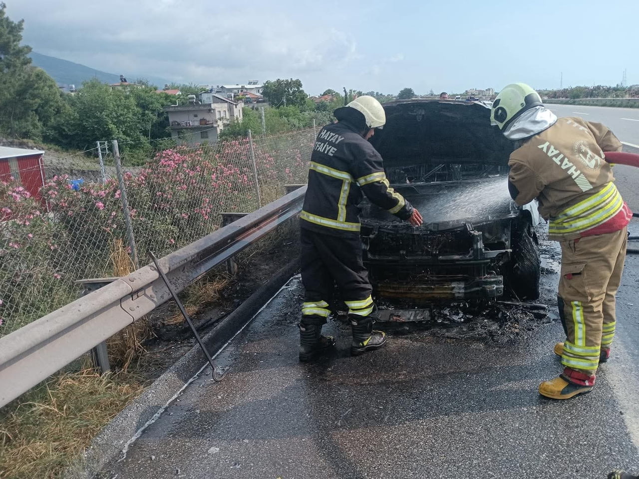 HATAY’IN DÖRTYOL İLÇESİNDE ALEVLERE TESLİM OLAN OTOMOBİL, KULLANILAMAZ HALE GELDİ.