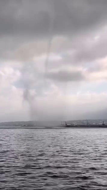 HATAY’IN İSKENDERUN KÖRFEZİ’NDE DENİZ ÜZERİNDE OLUŞAN HORTUM, VATANDAŞLAR TARAFINDAN CEP TELEFONU...