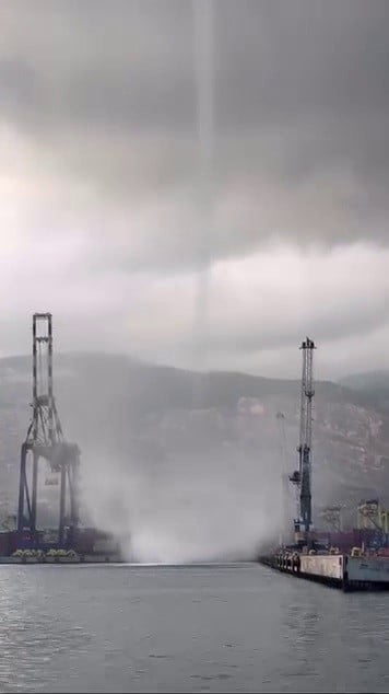 HATAY’IN İSKENDERUN KÖRFEZİ’NDE DENİZ ÜZERİNDE OLUŞAN HORTUM, VATANDAŞLAR TARAFINDAN CEP TELEFONU...