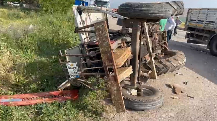 HATAY’IN KIRIKHAN İLÇESİNDE SOLA DÖNDÜĞÜ ESNADA TIRIN ÇARPMASIYLA DİREKSİYON HAKİMİYETİ KAYBEDEREK...