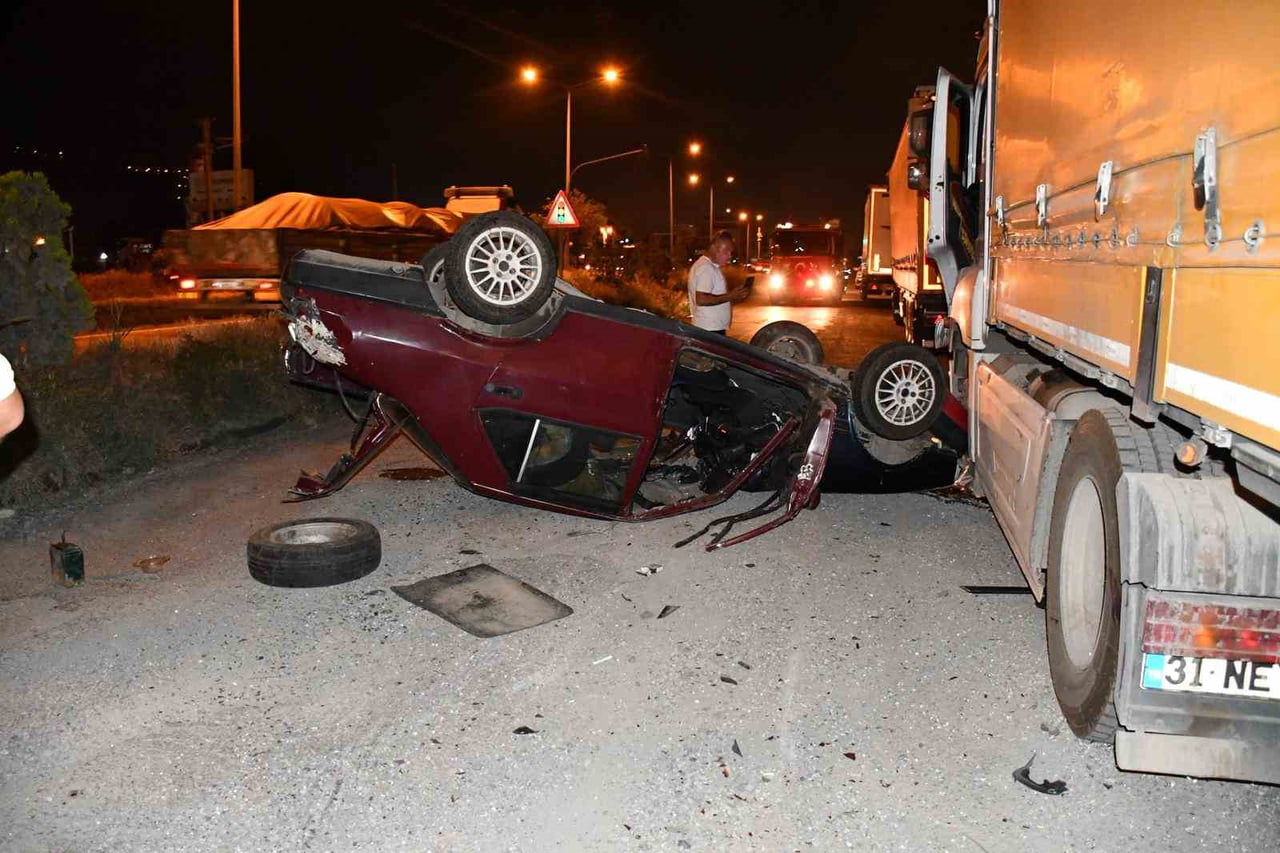 HATAY’IN PAYAS İLÇESİNDE LASTİĞİ PATLAYAN OTOMOBİL TAKLA ATTI. TAKLA ATAN OTOMOBİLDEKİ 1’İ AĞIR 3...