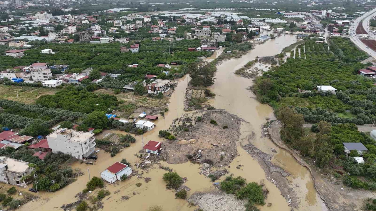 HATAY’IN SAMANDAĞ İLÇESİNDE ETKİLİ OLAN SAĞANAK YAĞIŞ SONRASI 3 MAHALLE SULAR ALTINDA KALIRKEN...