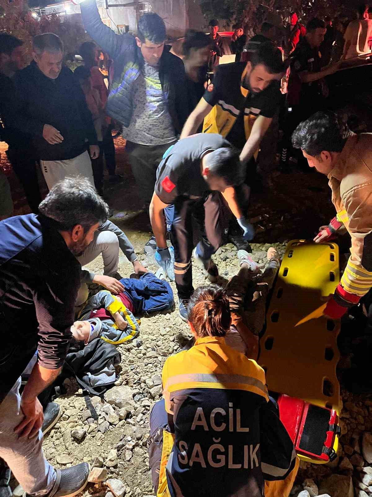 HATAY’IN SAMANDAĞ İLÇESİNDE KOYUNOĞLU MAHALLESİ'NDE TRAFİK KAZASI YAŞANDI.TRAFİK KAZASINDA ARAÇTA...