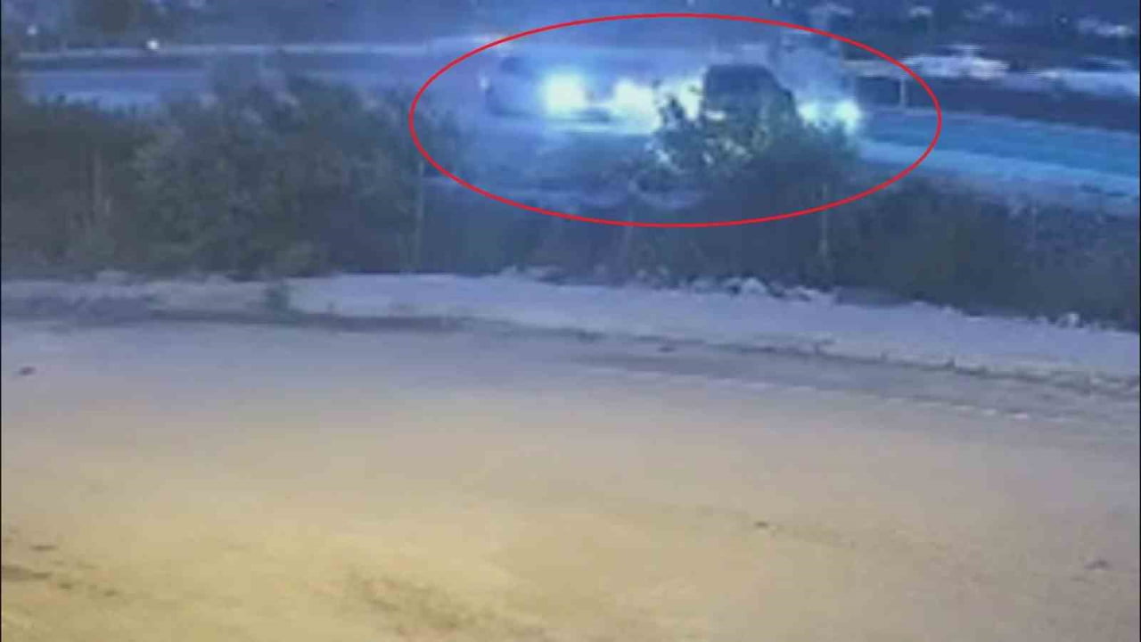 HATAY’IN SAMANDAĞ İLÇESİNDE SÜRATLİ GELEN OTOMOBİL, KIRMIZI IŞIKTA BEKLEYEN 2 OTOMOBİLE ÇARPTIĞI...