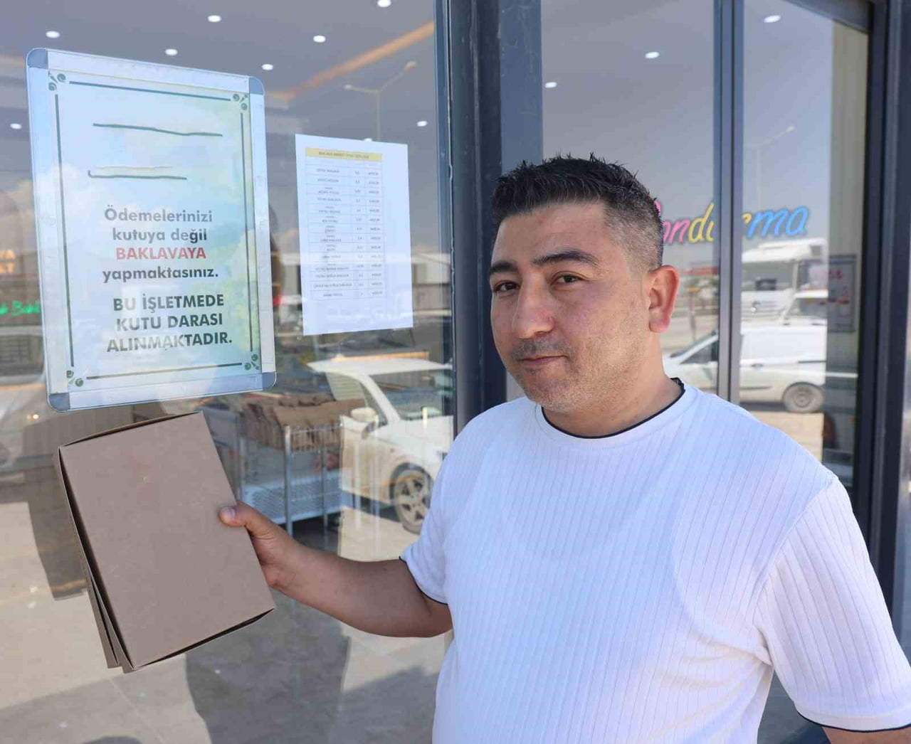HATAY MERKEZLİ BAKLAVA FİRMASI, 35 ŞUBESİNE ASTIĞI PANKARTLARLA KUTU DARASI ALINARAK BAKLAVA...