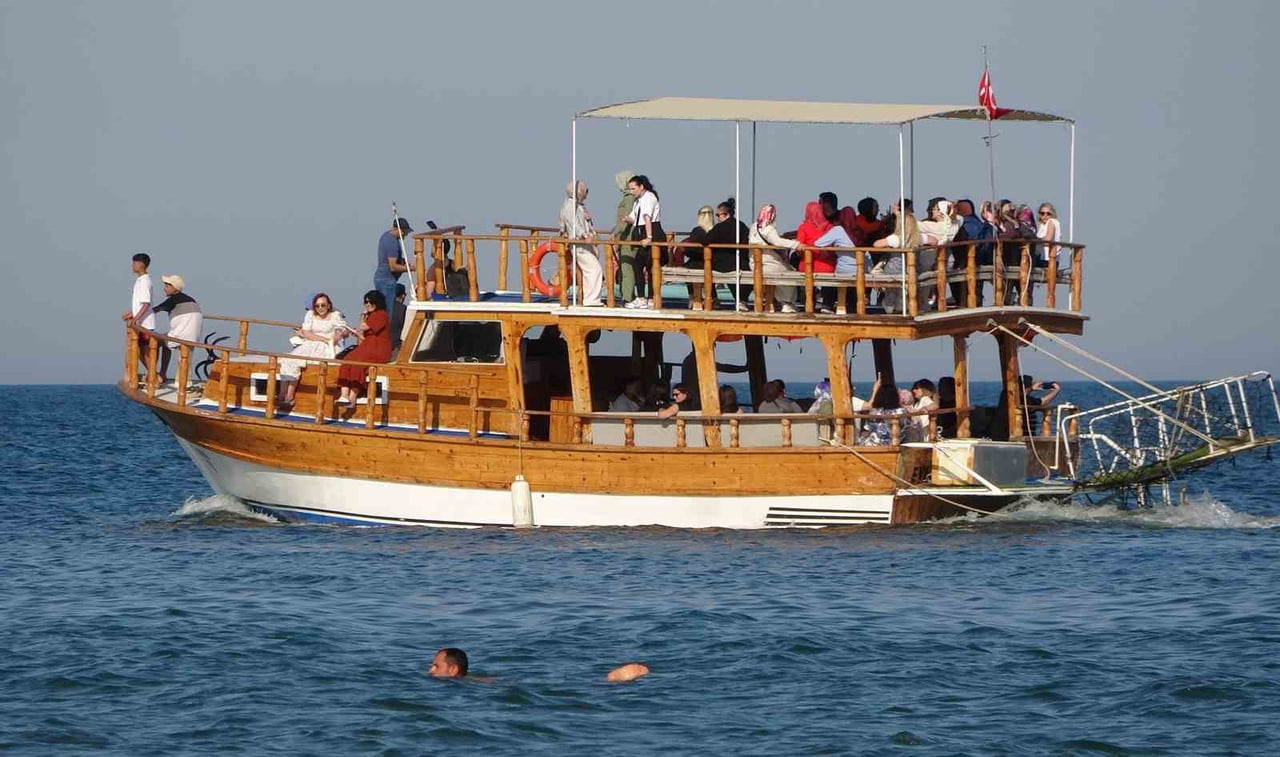 HAVA SICAKLIKLARININ ARTMASI VE YAĞIŞLI HAVANIN GERİDE KALMASIYLA BİRLİKTE MERSİN’İN GÖZDE TATİL...