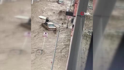Havza'yı sel vurdu: İş yerlerini su bastı, araçlar sürüklendi