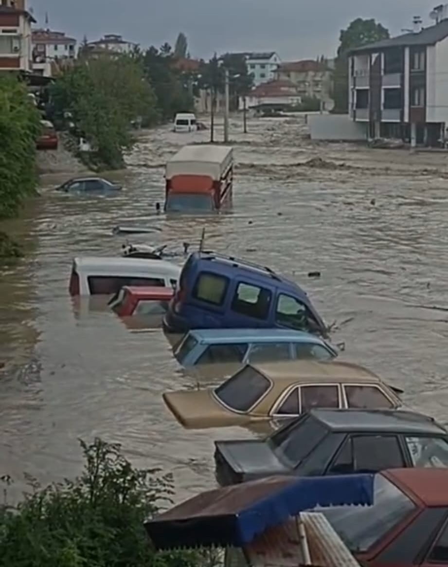 HAVZA İLÇESİ, ETKİLİ OLAN KUVVETLİ SAĞANAK YAĞIŞIN ARDINDAN SELE TESLİM OLDU. KENTİN ORTASINDAN...