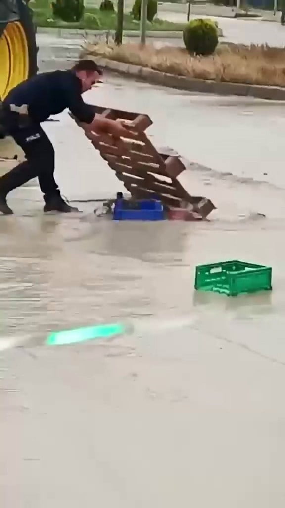 HAVZA İLÇESİNDE ETKİLİ OLAN SAĞANAK YAĞIŞ SIRASINDA GÖREV YAPAN BİR POLİS MEMURU, SEL SULARININ...