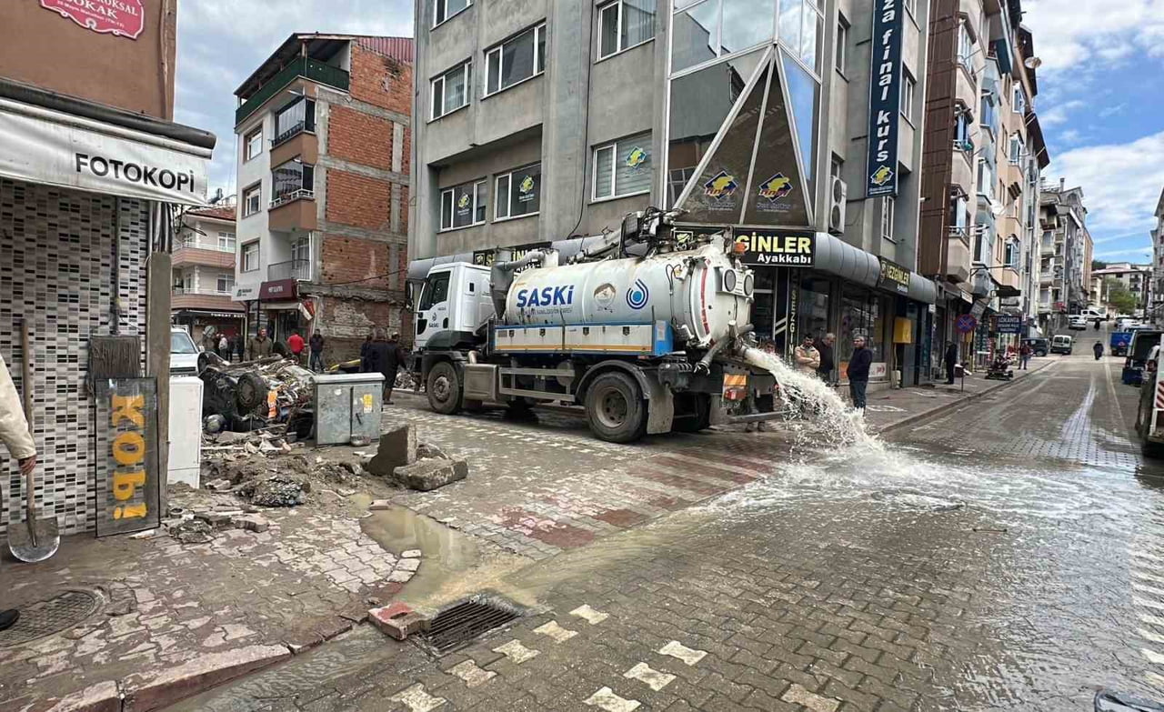 HAVZA İLÇESİNDE MEYDANA GELEN SELDE EKİPLER, BİN 63 PERSONEL, 85 İŞ MAKİNESİ, 41 KAMYON/KAMYONET...