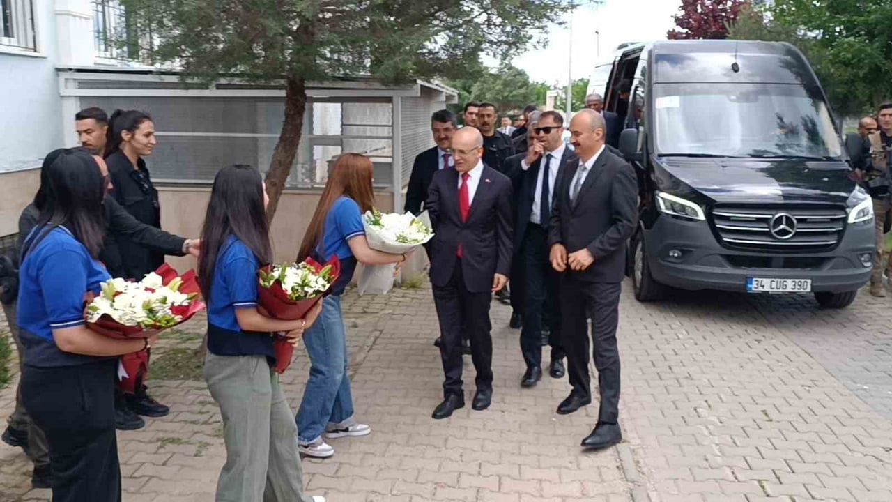 HAZİNE VE MALİYE BAKANI MEHMET ŞİMŞEK, ÇİÇEKLERLE KARŞILANDI