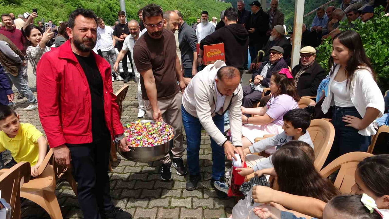 HAZIRLANAN İKRAMLIKLAR DAHA SONRA CAMİ ÖNÜNDE SIRAYA GİREN YÜZLERCE ÇOCUĞA EŞİT ŞEKİLDE...