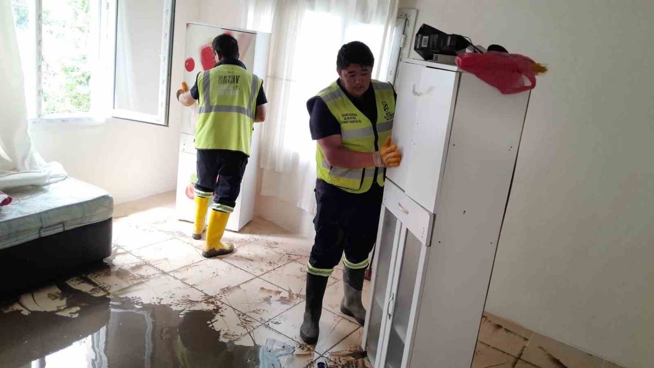 HBB EKİPLERİ, DÖRTYOL’DA ETKİLİ OLAN AŞIRI YAĞIŞLARIN ARDINDAN MEYDANA GELEN SU BASKINLARI VE...