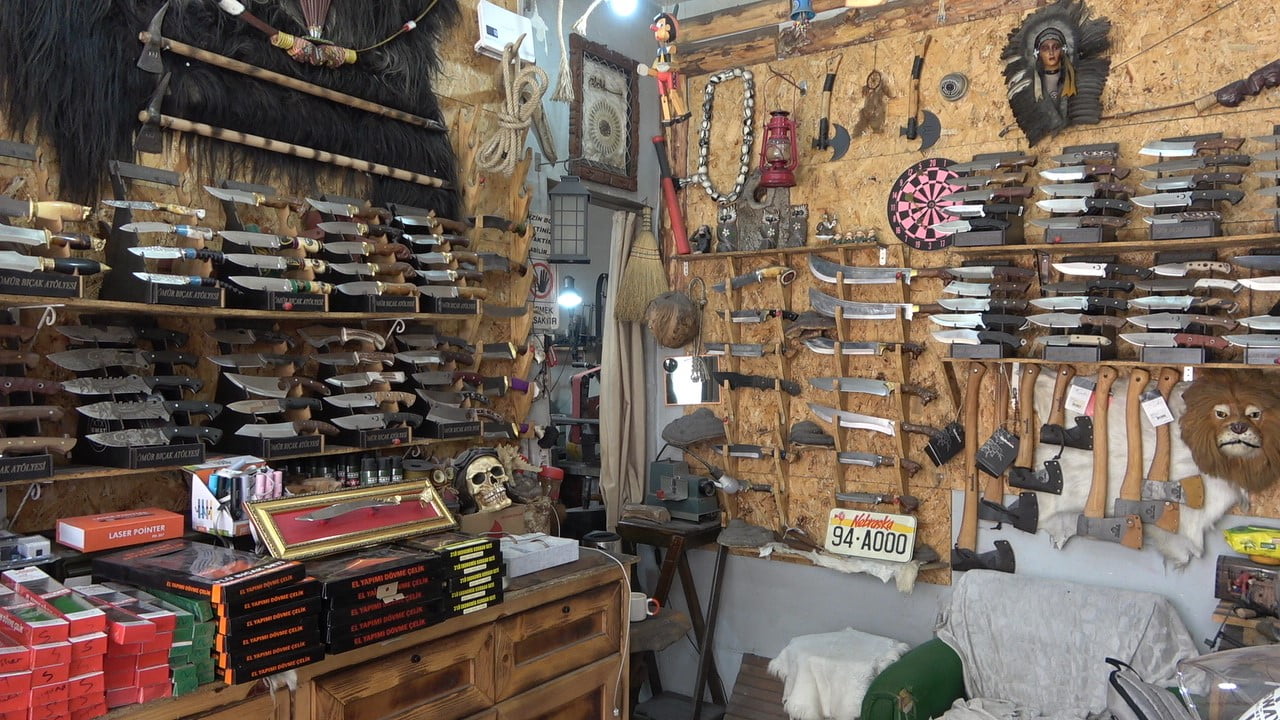 HER TARAFIN BIÇAKLA DOLUP TAŞTIĞI ATÖLYEDE, VATANDAŞLARIN KURBAN İBADETİNİ RAHATÇA YERİNE...