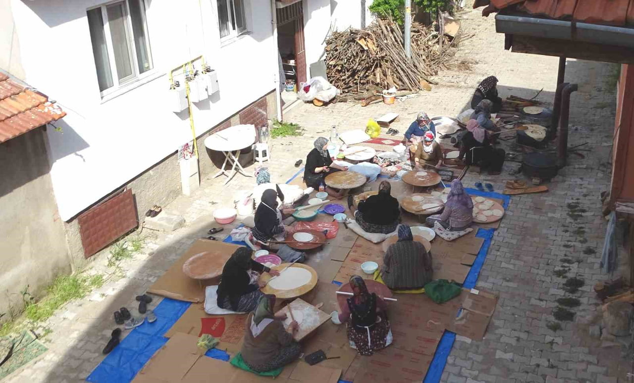 HİSARCIK CUMHURİYET MAHALLESİ KADINLARINDAN GÖZLEME HAYRI
