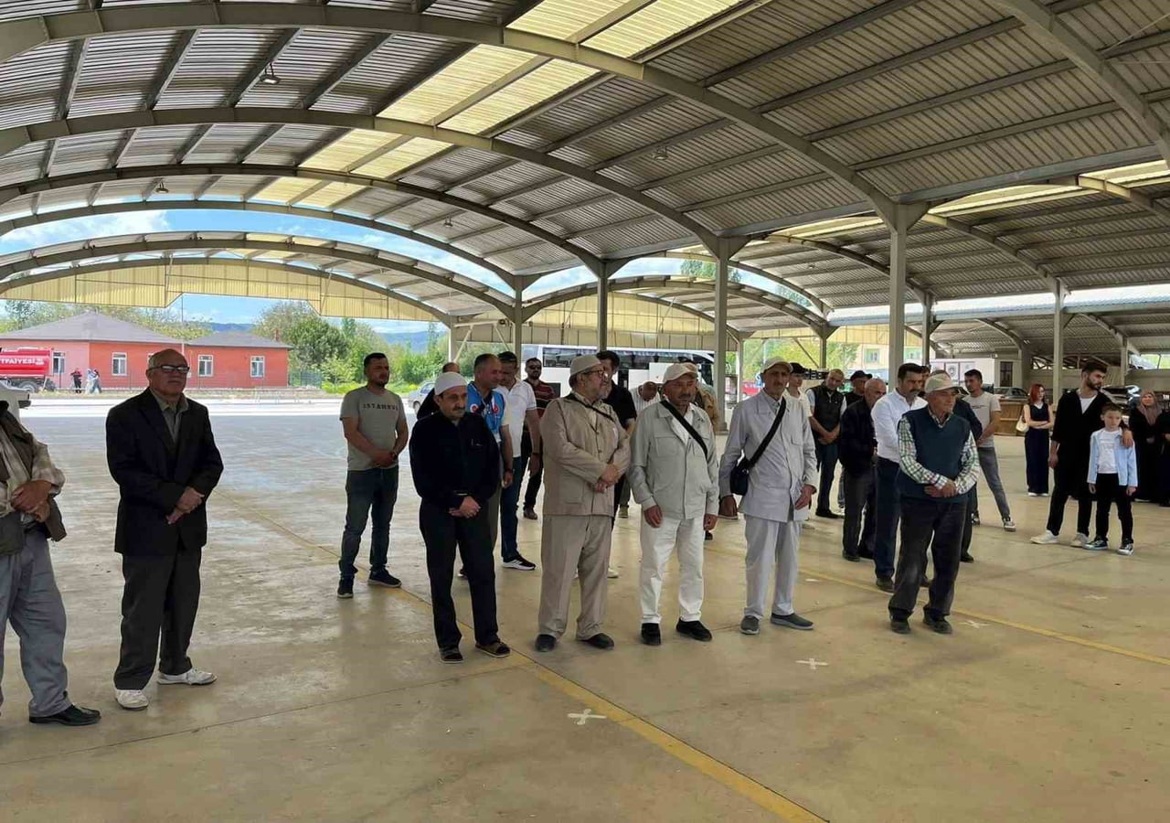 HİSARCIK’LI HACI ADAYLARI KUTSAL TOPRAKLARA DUALARLA UĞURLANDI