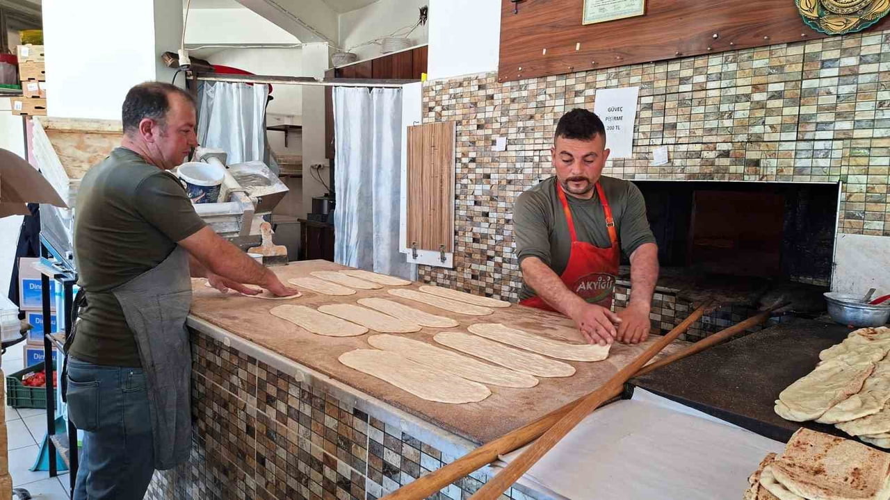 HİSARCIK’TA FIRINCILARIN LAVAŞ MESAİSİ
