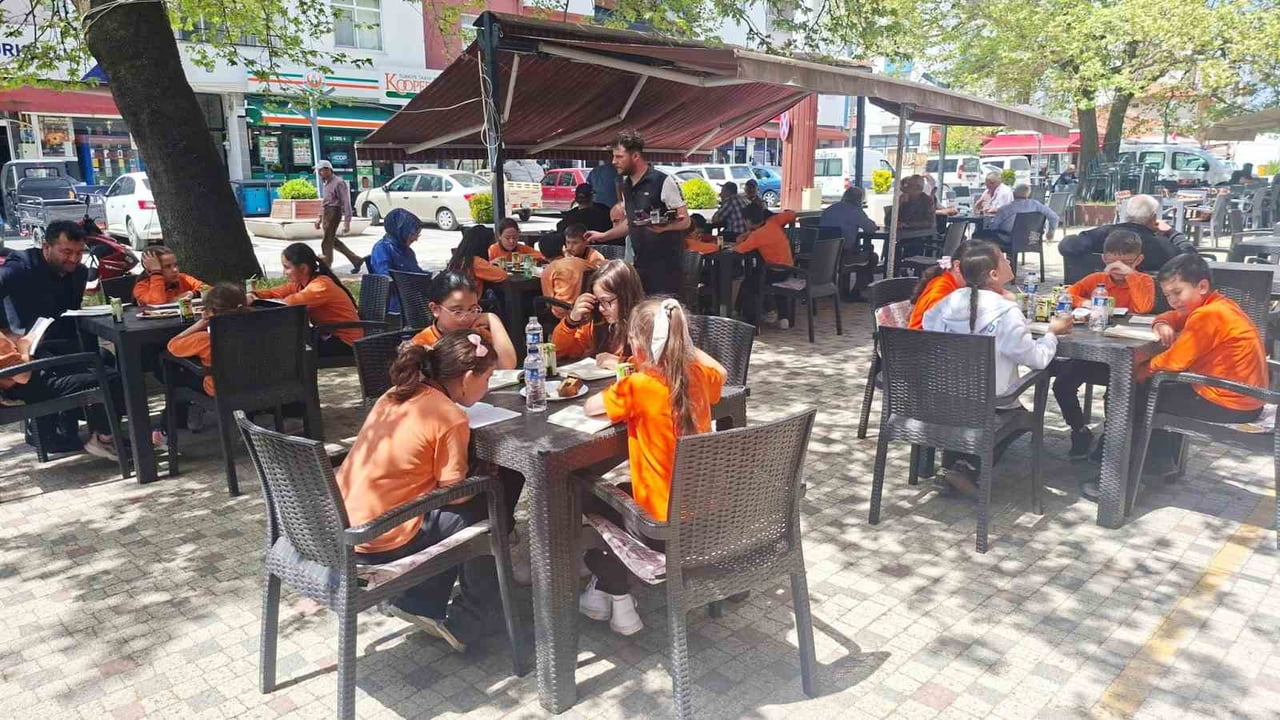 HİSARCIK’TA KAHVEHANE ÖNÜNDE KİTAP OKUMA ETKİNLİĞİ