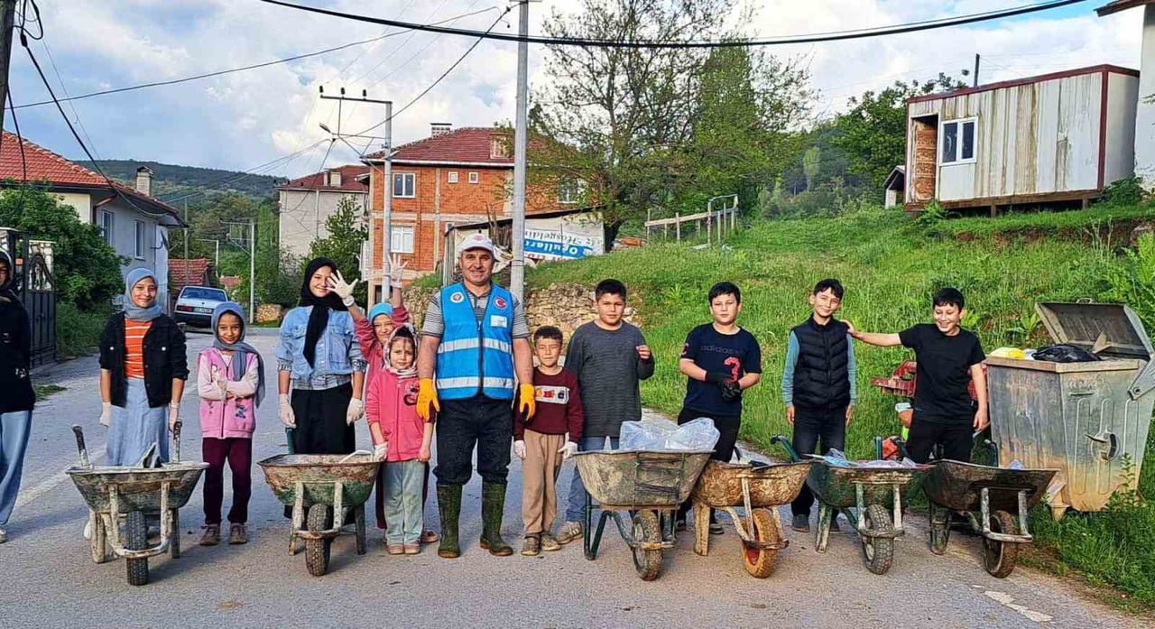 HİSARCIK’TA ÖRNEK İMAMDAN KÖYDE BAYRAM TEMİZLİĞİ