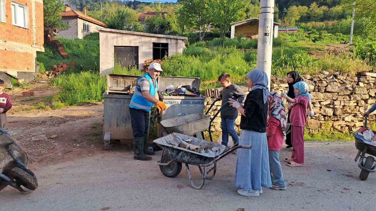HİSARCIK’TA ÖRNEK İMAMDAN KÖYDE BAYRAM TEMİZLİĞİ