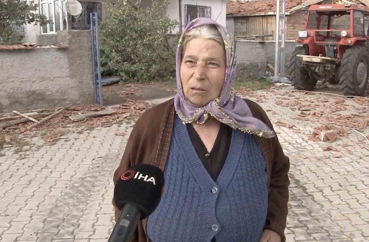 HORTUM ANINI ANLATAN VATANDAŞ, "CAMLAR BİRDEN GİTTİ. BİR DUMAN GELDİ. DEPREM OLDU ZANNETTİM. ÇOK...