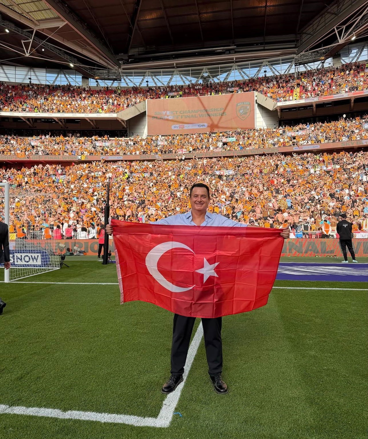 HULL CİTY’NİN PREMİER LİG’E YÜKSELMESİNİN ARDINDAN KUTLAMALARIN ADRESİ HULL ŞEHİR MEYDANINDAKİ...