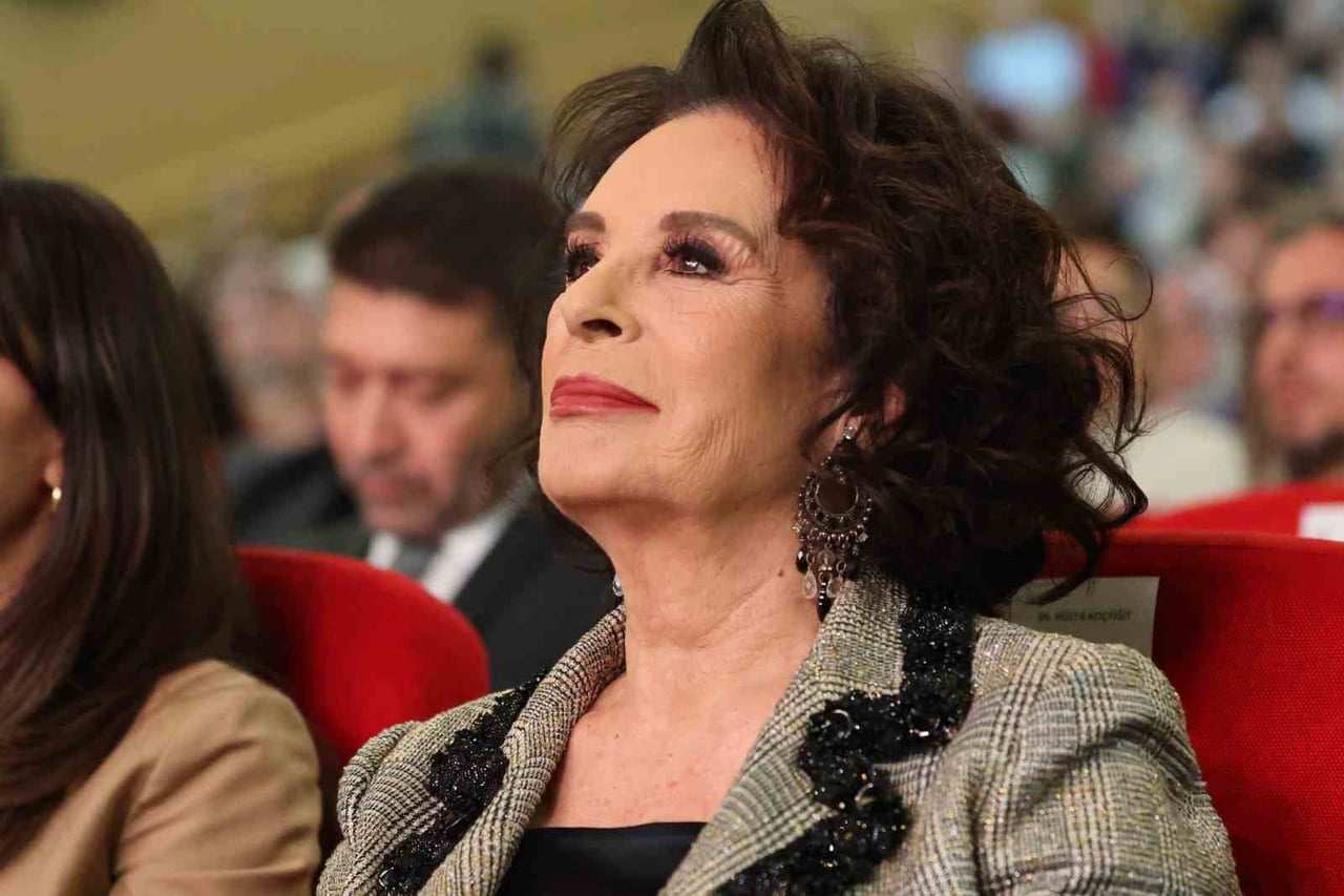 HÜLYA KOÇYİĞİT